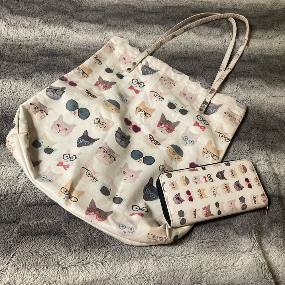 For the cat lover. Adorable bag and wallet.